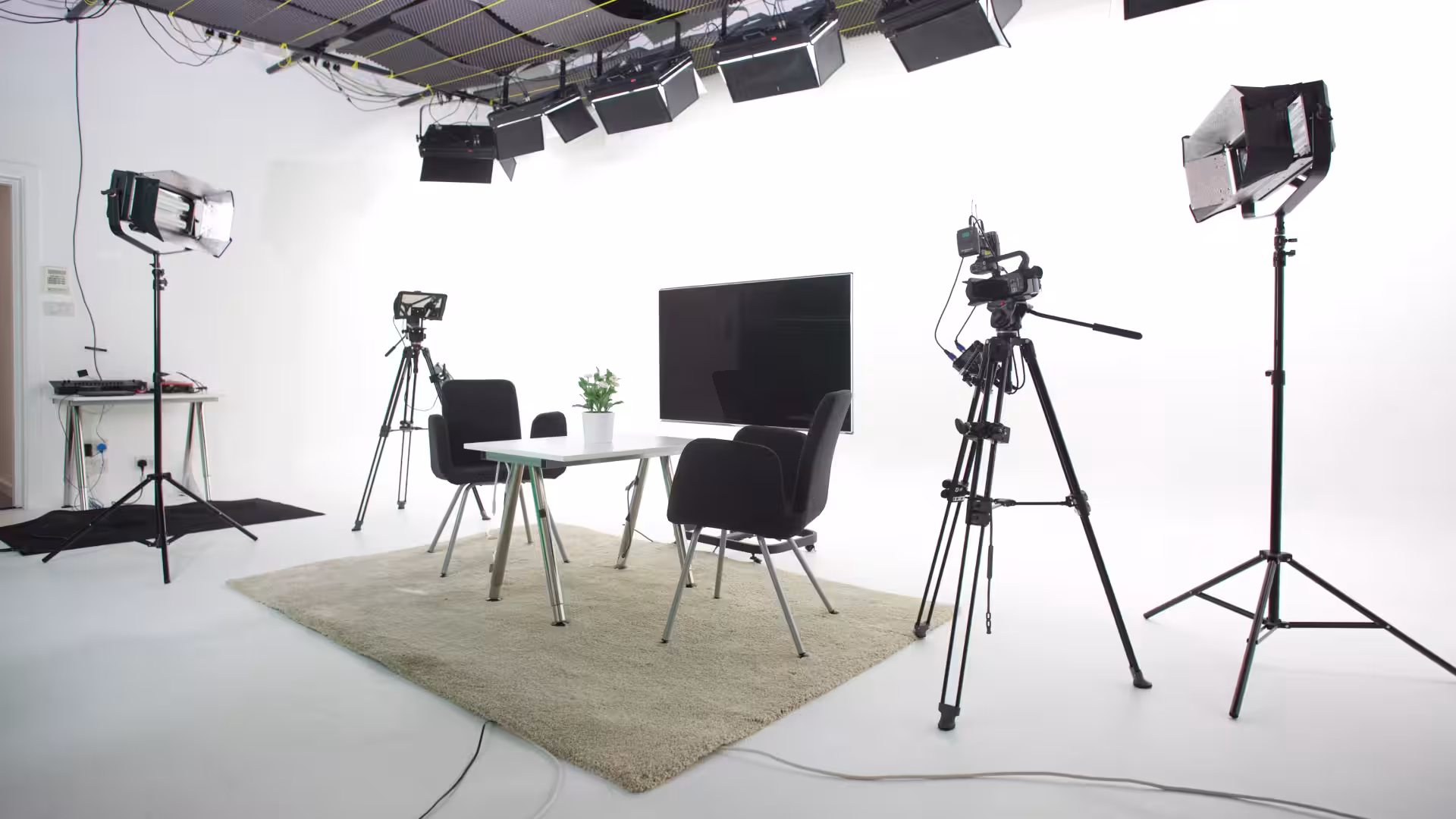 Aesthetic woman on the street